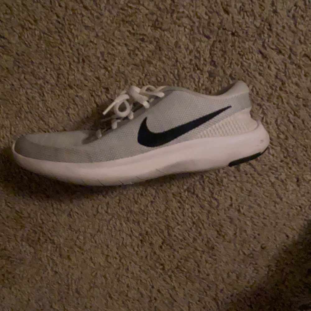Nike men’s athletic fashion shoe